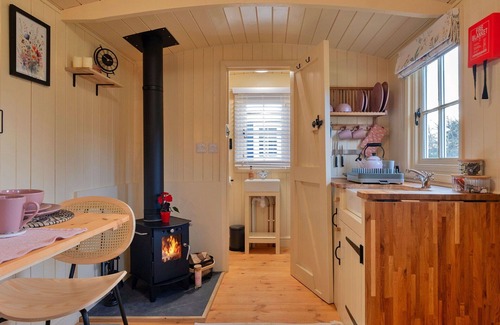 Brackley House | Stunning villa for 2 guests with WIFI and pets allowed