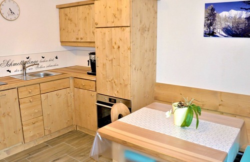 Leithen Villa | Stunning villa for 4 guests with WIFI, TV, balcony and parking