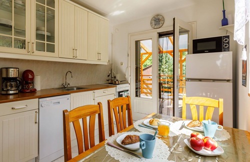 Balatonkenese House | Stunning villa for 5 guests with A/C, WIFI, TV, terrace and parking