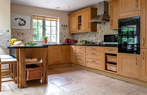 Kingham House | Stunning villa for 6 guests with pool, WIFI and parking
