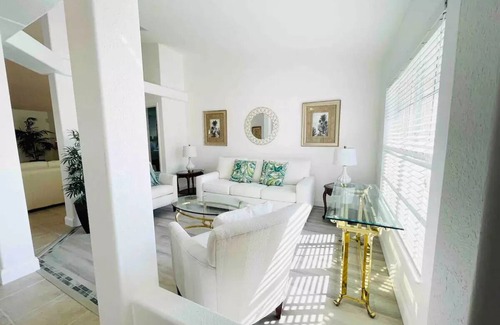 Long Meadow Villa | Stunning Villa in Golfer's Paradise/Canal Views