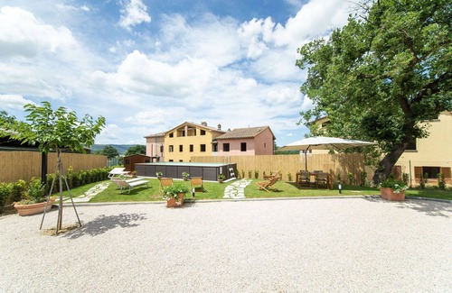 Lucignano Villa | Stunning villa with hot tub, sauna, private pool, WIFI, A/C, TV, patio, close to Montepulciano
