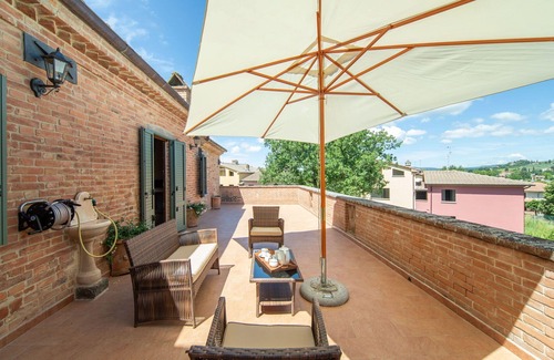 Lucignano Villa | Stunning villa with hot tub, sauna, private pool, WIFI, A/C, TV, patio, close to Montepulciano