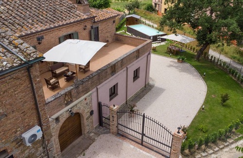 Lucignano Villa | Stunning villa with hot tub, sauna, private pool, WIFI, A/C, TV, patio, close to Montepulciano