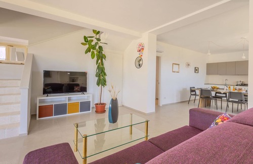 Colle San Valentino Villa | Stunning villa with pool in the hills, halfway between the sea and the mountains