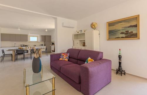 Colle San Valentino Villa | Stunning villa with pool in the hills, halfway between the sea and the mountains