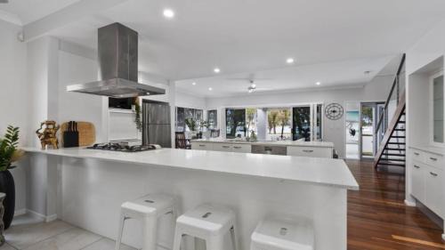 Bellara House | Stunning Waterfront Home with pool - Sylvan Beach Esp, Bellara