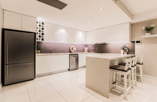 The Entrance Apartment | Stunning Waterview house sized apartment. Walk to beaches and restaurants.