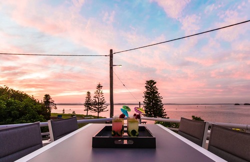 The Entrance Apartment | Stunning Waterview house sized apartment. Walk to beaches and restaurants.