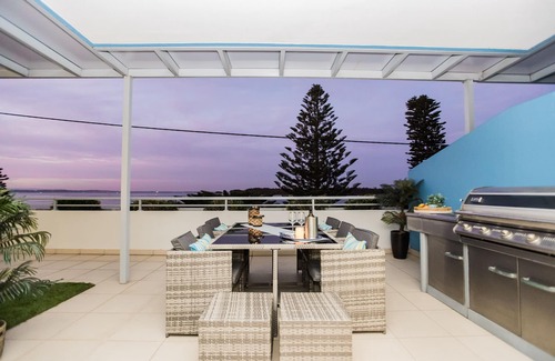 The Entrance Apartment | Stunning Waterview house sized apartment. Walk to beaches and restaurants.