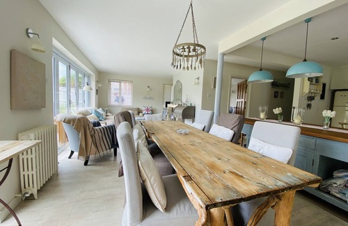 East Wittering House | Stunning West Wittering Seaside, pet friendly home. 2 mins walk the beach.
