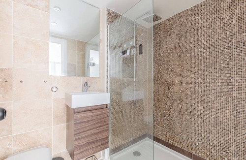 Larkhall Apartment | Stunningly Spacious 4BD Home, Clapham North