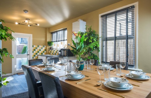 Cann Hall House | Stunnning 4 Bed House Hot Tub, Sky Tv, Pool Table