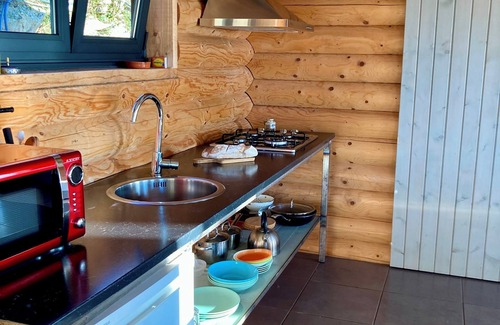 Molares Cabin | Sturdy solid wood cottage with panoramic mountain views