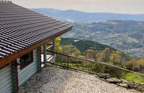 Molares Cabin | Sturdy solid wood cottage with panoramic mountain views