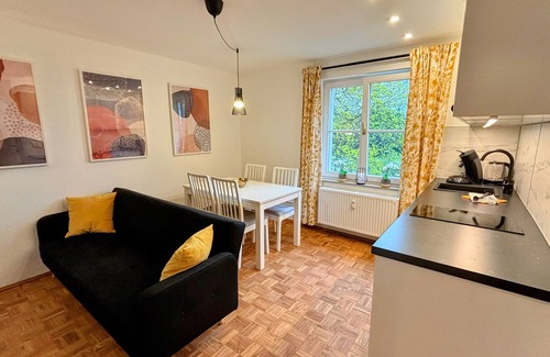 Kaditz Apartment | Stylisches Elbjuwel-apartment mit Vollausstattung, Bad, Küche, TV, Kingsize-bett