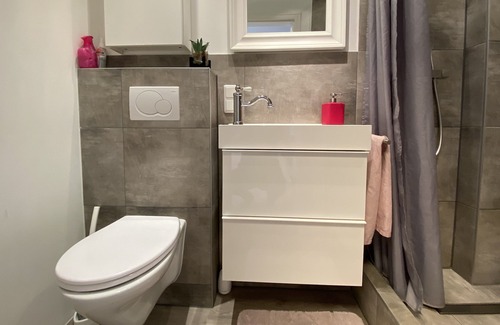 Weibern Apartment | Stylisches Zimmer mit Ensuite Bad