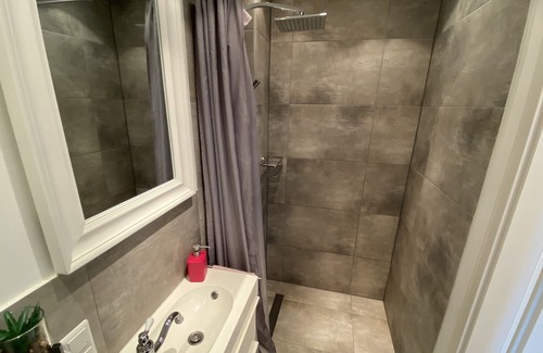 Weibern Apartment | Stylisches Zimmer mit Ensuite Bad