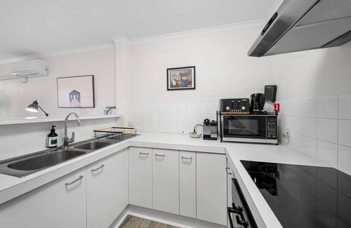 Phillip Apartment | Stylish 1-Bed Stay with Balcony & Study