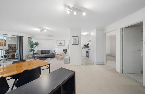 Phillip Apartment | Stylish 1-Bed Stay with Balcony & Study