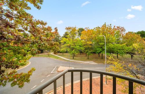 Phillip Apartment | Stylish 1-Bed Stay with Balcony & Study Room