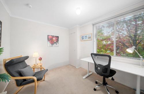 Phillip Apartment | Stylish 1-Bed Stay with Balcony & Study Room