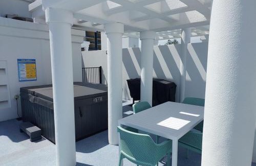Mooloolaba Apartment | Stylish 1 Bedroom with Private Rooftop Spa