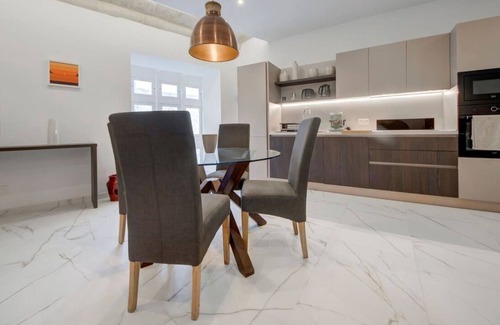 Attard Apartment | Stylish 1BR Apt with sofabed & backyard, Attard
