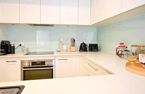 Alexandra Headland Apartment | Stylish 2 b/r, 2 Bath Apartment - 4 Guests ZC5