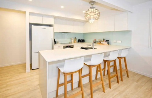 Alexandra Headland Apartment | Stylish 2 b/r, 2 Bath Apartment - 4 Guests ZC5