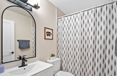 Fort McMurray Apartment | Stylish 2-bed Apt Fort Mcmurray Fast Wi-fi Newly Reno