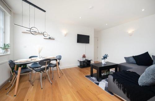 Stockwell Apartment | Stylish 2-Bed Flat 1 Min to Stockwell Tube Fast WiFi Easy Central London Access