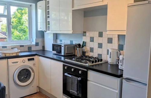 Sutton West Apartment | Stylish 2-Bed Gem in Sutton - Your Cozy Retreat!