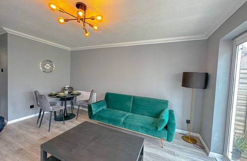 Gravesend House | Stylish 2 Bed House with free parking