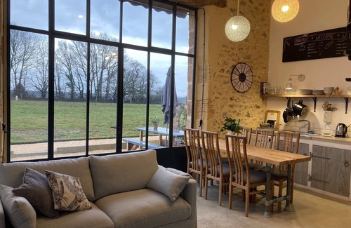 Marsales House | Stylish 2 bedroom loft style apartment with shared pool in Dordogne,