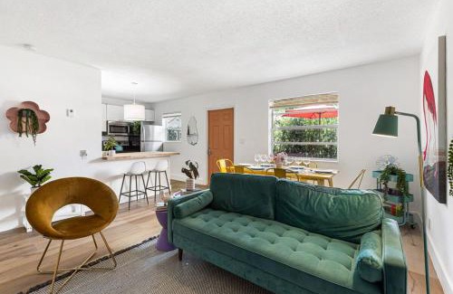 Sailboat Bend House | Stylish 2 BR Condo - Free Parking on Premises