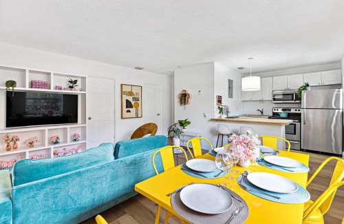 Sailboat Bend House | Stylish 2 BR Condo - Free Parking on Premises