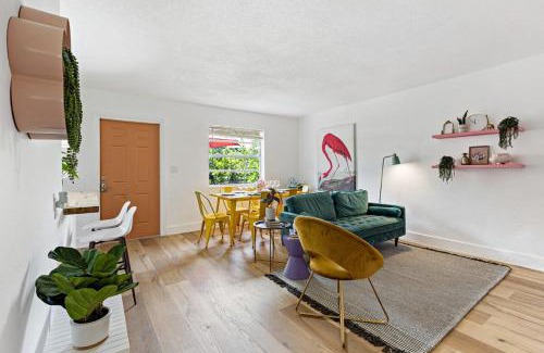 Sailboat Bend House | Stylish 2 BR Condo - Free Parking on Premises