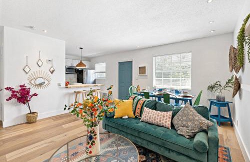 Sailboat Bend House | Stylish 2 BR condo - close to Riverwalk