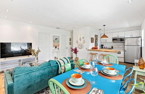 Sailboat Bend House | Stylish 2 BR condo - close to Riverwalk