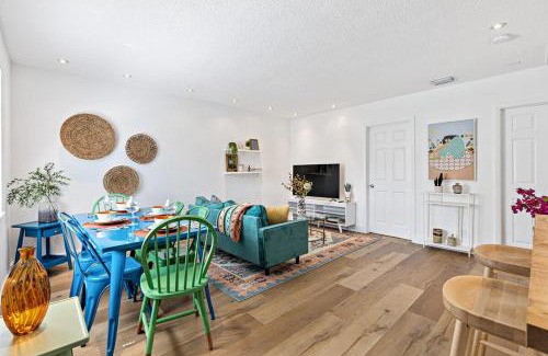 Sailboat Bend House | Stylish 2 BR condo - close to Riverwalk