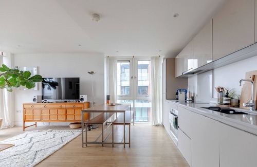 Bromley South Apartment | Stylish 2BD Flat w/Incredible View of London - Bow