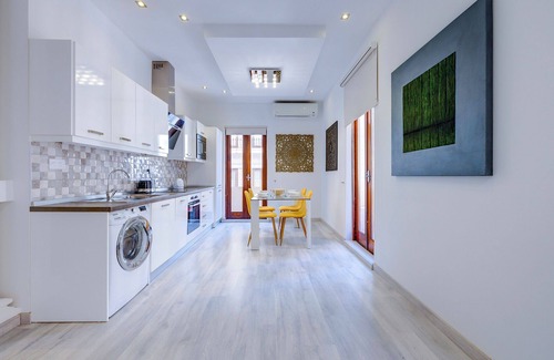 Tower Road Apartment | Stylish 2BR Apart, Steps Away from the Beach