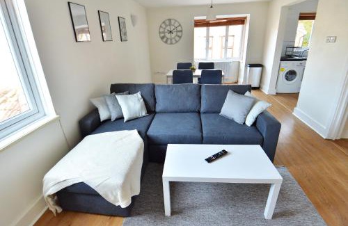 Crawley Apartment | Stylish 2BR Flat - 2 Free Parking Spaces - Near LGW Airport