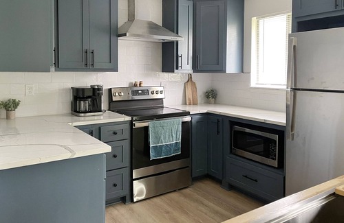 Overland Park House | Stylish 2BR Near highway/Advent Health/Dwntwn OP