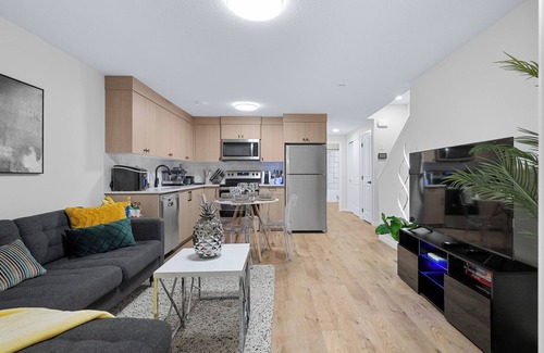 Keith House | Stylish 2BR Private Retreat in NW Calgary with easy access to Banff