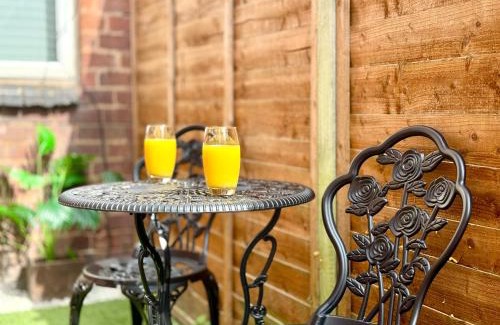 Stourbridge House | Stylish 2BR - Sleeps 6 - Central Stourbridge Gem