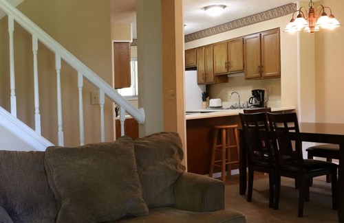 Cheat Lake House | Stylish 2BR Townhouse with Mountain View Ideal for Family Vacations