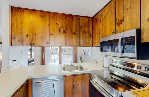 Waitsfield Apartment | Stylish 2BR w/Woodstove & Pool