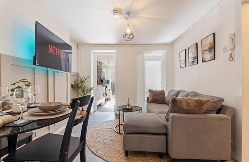New Cross Apartment | Stylish 3-Bed Flat in Lewisham | Near Greenwich